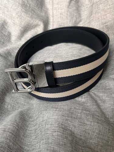 特P200 Bally(巴利) 专柜同款 男士休闲布配皮腰带 宽3.4Cm这款帆布腰带饰以蓝色和奶油色迷幻火车条纹，搭配蓝色牛皮表面，彰显 Bally 运动风情