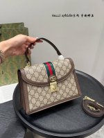 礼盒包装 Gucci Ss22 Ophidia系列 新款老花手提邮差 耐看 复古 不易过时 配原版乌木色～这个款复古韵味特别浓上身效果也超赞，主要以精致特别的五