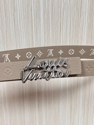 当季新款，3.0宽一面卡其色色进口牛皮压花，一面卡其彩印白字小牛皮，搭配精品铁丝扣，