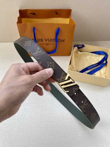特 本款 Lv Initiales 30 毫米双面腰带拥有 Damier 以金属 Lv Initiales 搭扣注入经典底蕴。