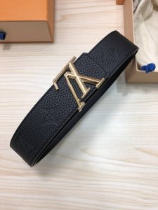 配全套包装礼盒 Lv：原单头层牛皮压十三小格面、內衬头层小牛皮底.这款经典而又魅力恒久的腰带外型宽大，专柜宽度4.0