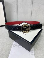 带宽4.0Cm Gucci 互扣式双G腰带，采用热压印技术的Gucci Signature皮革精制而成，巧妙搭配枣红色头层牛皮 触感厚实，印花图案清晰分明。五金