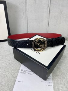 带宽4.0Cm Gucci 互扣式双G腰带，采用热压印技术的Gucci Signature皮革精制而成，巧妙搭配枣红色头层牛皮 触感厚实，印花图案清晰分明。五金