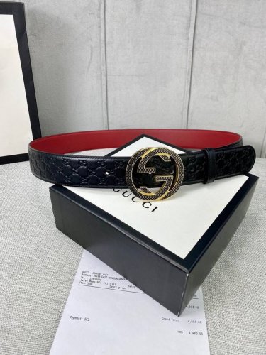 带宽4.0Cm Gucci 互扣式双G腰带，采用热压印技术的Gucci Signature皮革精制而成，巧妙搭配枣红色头层牛皮 触感厚实，印花图案清晰分明。五金