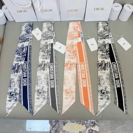 Dior25年新款春季丝巾，款款都美，挑不过来了，修长版型搭配尖头设计，款式经典别致。背面饰以对比鲜明的“Christian Dior”标志提花条形图案。可与各 - 点击图像关闭