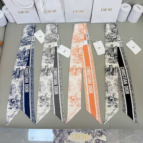 Dior25年新款春季丝巾，款款都美，挑不过来了，修长版型搭配尖头设计，款式经典别致。背面饰以对比鲜明的“Christian Dior”标志提花条形图案。可与各