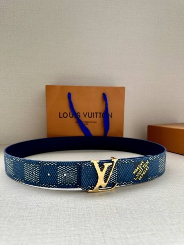 特 4.0宽 本款 Lv Initials 双面腰带凝聚 Pharrell Williams 对典藏设计的灵感探索，通过焕新 Damier 图案和 Marque