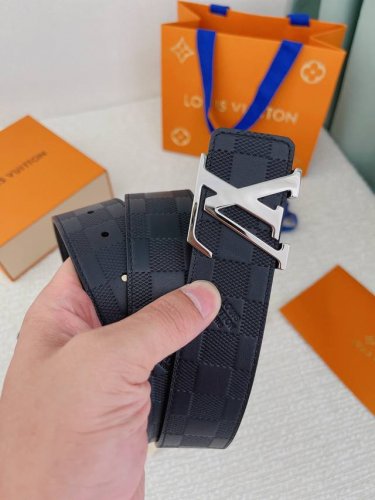 特 Louis Vuitton.原单.Lv专柜同款.宽度40毫米.双面进口意大利小牛皮+高温压经典格子纹效果.手感细腻 搭配精品五金扣.