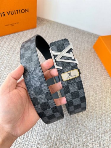 品名： Lv..路易..威登腰带皮带原单 型号：挂扣，经典纯钢材质挂扣，头层牛皮，图片实物拍摄 材料：头层牛皮，挂扣系列，纯钢材质扣头，钯镀电镀工艺永不掉色。原