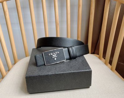 Prada 普拉达 专柜最新款 这款搭扣式腰带出自多功能的组合式配饰系列 可随心搭配 带扣上饰有刻字徽标简约廓形彰显别具一格的特色和现代感 呈现精致质感 宽:3