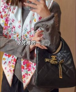 香奈儿 Cc花卉 官网同步 薰衣草紫其繁花设计和晕染手法展现了典雅与浪漫的气质 彩色字母的点缀为丝巾增添了节奏感 展现出青春活力与肆意飞扬的个性[嘴唇] 无论是