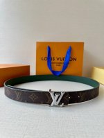 本款3.0宽 Lv Initiales 双面腰带拼接光滑牛皮革和标志性 Monogram 帆布，搭配抛光 Lv Initiales 搭扣，实现多样造型选择，与路