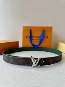 本款3.0宽 Lv Initiales 双面腰带拼接光滑牛皮革和标志性 Monogram 帆布，搭配抛光 Lv Initiales 搭扣，实现多样造型选择，与路