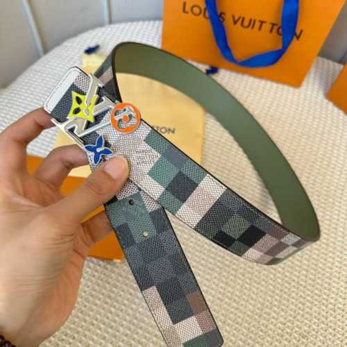 寬：40Mm 驢家新品 驢家出品 男士新品腰帶 皮帶面飾有迷彩格子紋圖案 搭配墨綠色小牛皮底 全新凹凸設計掛扣五金搭扣 雙面可用 以一當二