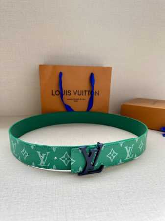 特 Lv Initiales 4.0宽双面腰带是 年春夏男装系列的配饰。Taga 皮革触感柔软，与另一面的Monogram 帆布碰撞色彩。同色 Lv 字母以抛光 - 点击图像关闭