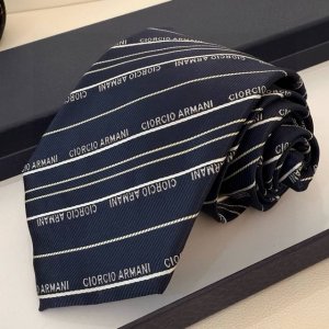 阿玛尼男士领带 此款 Emporio Armani 领带采用经典的箭头型剪裁，是现代商务男士参加正式场合或庆典的实用配饰，彰显男士优雅韵味。 Mporio Ar
