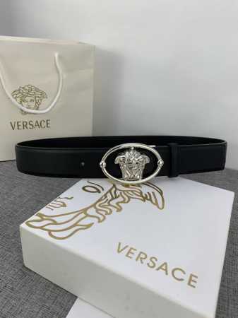 V E R S A C E 这款柔软头层皮饰带搭配一枚椭圆形美杜莎带扣。腰带饰有一枚金属圈环，宛如点睛之笔，本季标志性的Versace饰件点缀其上，平添魅力 宽 - 点击图像关闭