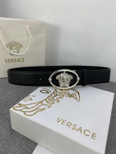 V E R S A C E 这款柔软头层皮饰带搭配一枚椭圆形美杜莎带扣。腰带饰有一枚金属圈环，宛如点睛之笔，本季标志性的Versace饰件点缀其上，平添魅力 宽