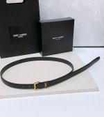杨树林 Salnt.Laurent.Paris. Le Cassandre羊皮纹皮革腰带 腰带搭配可调节加长方扣和Le Cassandre环扣。镌刻圣罗兰 Pa