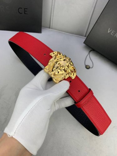 宽度4.0Cm 范思哲 此款平纹磨砂底 腰带饰有标志性的versace美杜莎头像扣，彰显品牌格调。是一款精美的衣橱必备单品。
