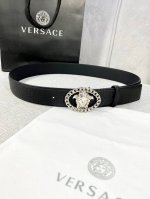 宽度4.0Cm V E R S A C E 范思哲 这款万象纹柔软头层皮饰带搭配一枚椭圆链条美杜莎带扣。本季标志性的Versace饰件点缀其上