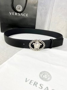宽度4.0Cm V E R S A C E 范思哲 这款万象纹柔软头层皮饰带搭配一枚椭圆链条美杜莎带扣。本季标志性的Versace饰件点缀其上