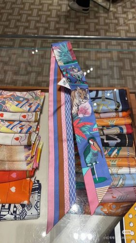 爱马仕Hermes “新型大剧院”Twilly小丝巾 Twilly小丝巾 100%桑蚕丝 重磅18姆米斜纹面料 这款小巧的真丝配饰佩戴方式千变万化，可为您的日常