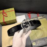 特 古奇 宽4.0Cm 新款 典藏细节与现代元素为gucci新推系列增添吸睛亮点。巧妙融入经典字母交织造型配件，以此致敬品牌创始人guccio Gucci先生。