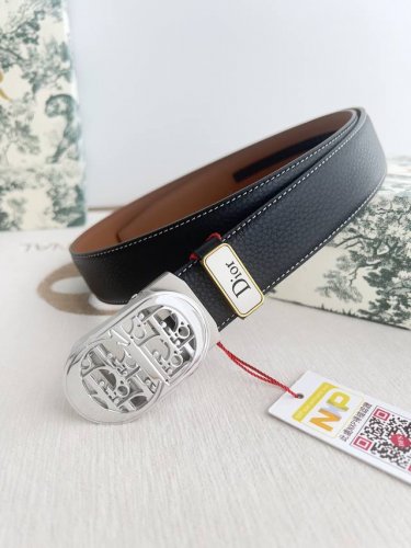 品名：迪奥. Dior 腰带自动带 皮带 型号：自动扣，纯钢材质自动扣，自动带身，图片实物拍摄 材料：百分百头层牛皮，保证真皮。24K纯钢扣专柜同等质量， 双面