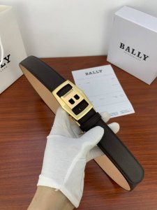 特P180 Garkin 黑色 咖色 正装腰带由压纹牛皮制成，Bally Stripe 细节。银色金色 金属搭扣点亮整体造型。