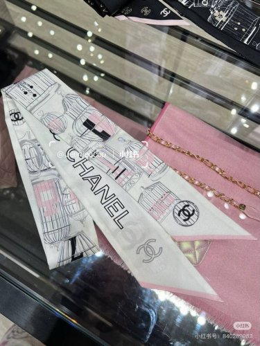 又来啦 新品又来了 每次都这么好看 香奈儿Twilly，Lv小丝巾来了，Chanel 鸟笼集会，名副其实的小可爱， 人手三条闭眼收，我都不拦着 N久都没有见过这