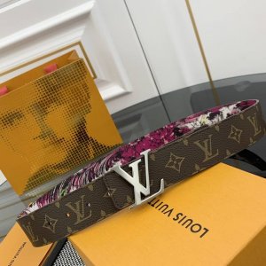 Lv 路易威登 新品 正品对版 宽度40Mm 2024 早秋男装系列跟随丹迪水手的步伐开启一场环球之旅。此款 Lv Tag 双面腰带将冲浪风格图案铺陈于一面，唤