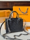 头层牛皮 Lv Onthego 小号手袋 黑色 压花纹 本款 Onthego 小号手袋出自 Monogram Bold 系列，以利落构型点睛 2025 春夏秀场