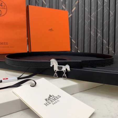 特 Hms漆艺镀金金属皮带扣。 可移动皮带扣采用机械加工和激光雕刻技术打造，饰有漆艺细节，呈现生动逼真的挽具、马鞍和马蹄铁造型。 & Swift和epsom小牛 - 点击图像关闭