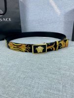 宽度4.0Cm Versace 范思哲 此款palazzo腰带采用牛皮革面料制作 并饰有Le pop Classique图案印花和标志性的美杜莎五金配件