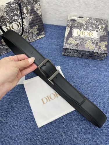 迪奥550 3.5Cm。 特 这款 Montaigne Avenue 腰带从同名手袋汲取灵感，采用黑色光滑 牛皮革精心制作，质感柔软，设计优雅，饰以富有光泽的新