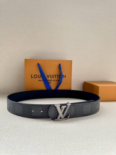 特 4.0宽 Lv Dimension 双面腰带以含蓄格调点亮日常风尚，彰显 Pharrell Williams 的设计巧思。Damier Heritage 饰