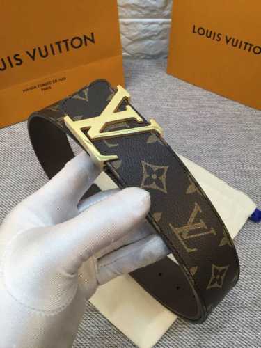 配送专柜全套礼盒包装。 Lv：此款腰带采用双面设计，一侧为风格休闲的Damier，另一侧为头层小牛皮底，搭配原单刚扣，原产皮料定制，专柜宽度4:0