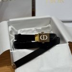 特 -迪家新款女士腰带 这款30 Montaigne Treasure腰带是2025秋季成衣系列全新单品，彰显生动且经典的造型，采用光滑牛皮革等材质精心制作，搭