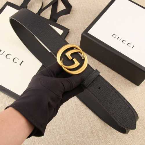 宽度4.0Cm Gucci 小牛皮腰带采用热压制作，以获得野猪皮效果，营造织纹外观。饰以标志黑色皮革黄铜金属配件