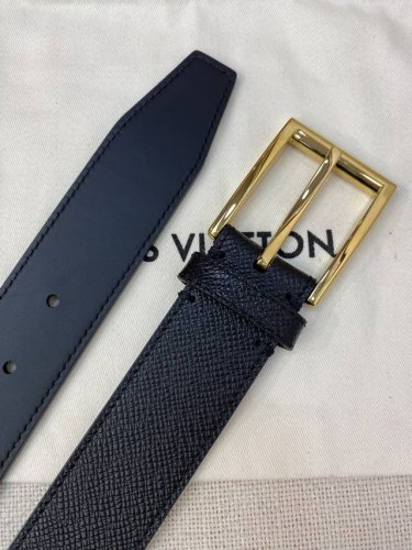 Lv经典系列腰带采用Lv Logo金属环设计，适合休闲低调的男士使用；经典设计元素。宽度35Mm