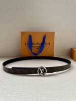2.0宽 本款 Lv Iconic 双面腰带新款 搭配标志性 Iconic 搭扣，无论展现 Monogram Reverse 帆布或素雅牛皮革，均可为挚爱造型注