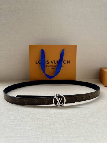 2.0宽 本款 Lv Iconic 双面腰带新款 搭配标志性 Iconic 搭扣，无论展现 Monogram Reverse 帆布或素雅牛皮革，均可为挚爱造型注