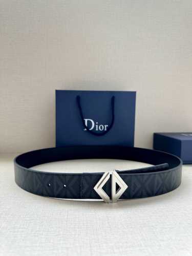 特 宽度4.0Cm 这款腰带扣采用全新的 Cd Diamond 标志造型，以不锈钢金属覆层精心打造。可与各式 40 毫米腰带搭配，打造个性造型。