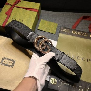 古奇 宽4.0Cm 新款 标志性Gg帆布以黑色焕新呈现，传承品牌本源。这款腰带饰有双G细节，钯金色调交织字母图案配件令其更添魅力