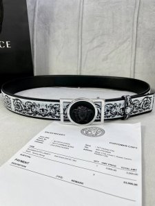 特 宽度4.0Cm Versace 范思哲 此款Palazzo腰带采用牛皮革面料制作，并饰有Le Pop Classique图案印花和标志性的美杜莎五金配件。