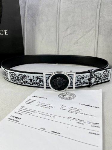 特 宽度4.0Cm Versace 范思哲 此款Palazzo腰带采用牛皮革面料制作，并饰有Le Pop Classique图案印花和标志性的美杜莎五金配件。