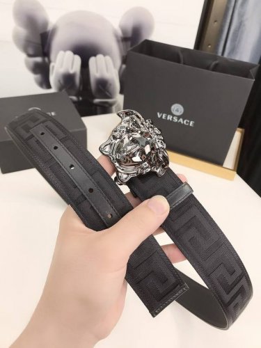 特 此款休闲腰带饰有希腊回纹图案，标志性的Versace美杜莎头像搭扣，彰显品牌格调。是一款精美的衣橱必备单品。4.0Cm宽