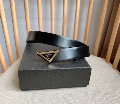 Prada 普拉达 专柜最新款 这款亮面皮革腰带设计简约而不失精美 三角形搭扣辅以涂珐琅金属刻字徽标 映现品牌格调隽永的亮面皮革材质经多年演变 己然成为Prad