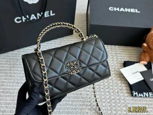 Chanel 25S Kelly银色横版 这一.季一定要买的Kelly横版翻盖的设计复古又时髦、皮穿链交错的手柄绝美了四 亮闪闪Bilingbilinh的色泽+